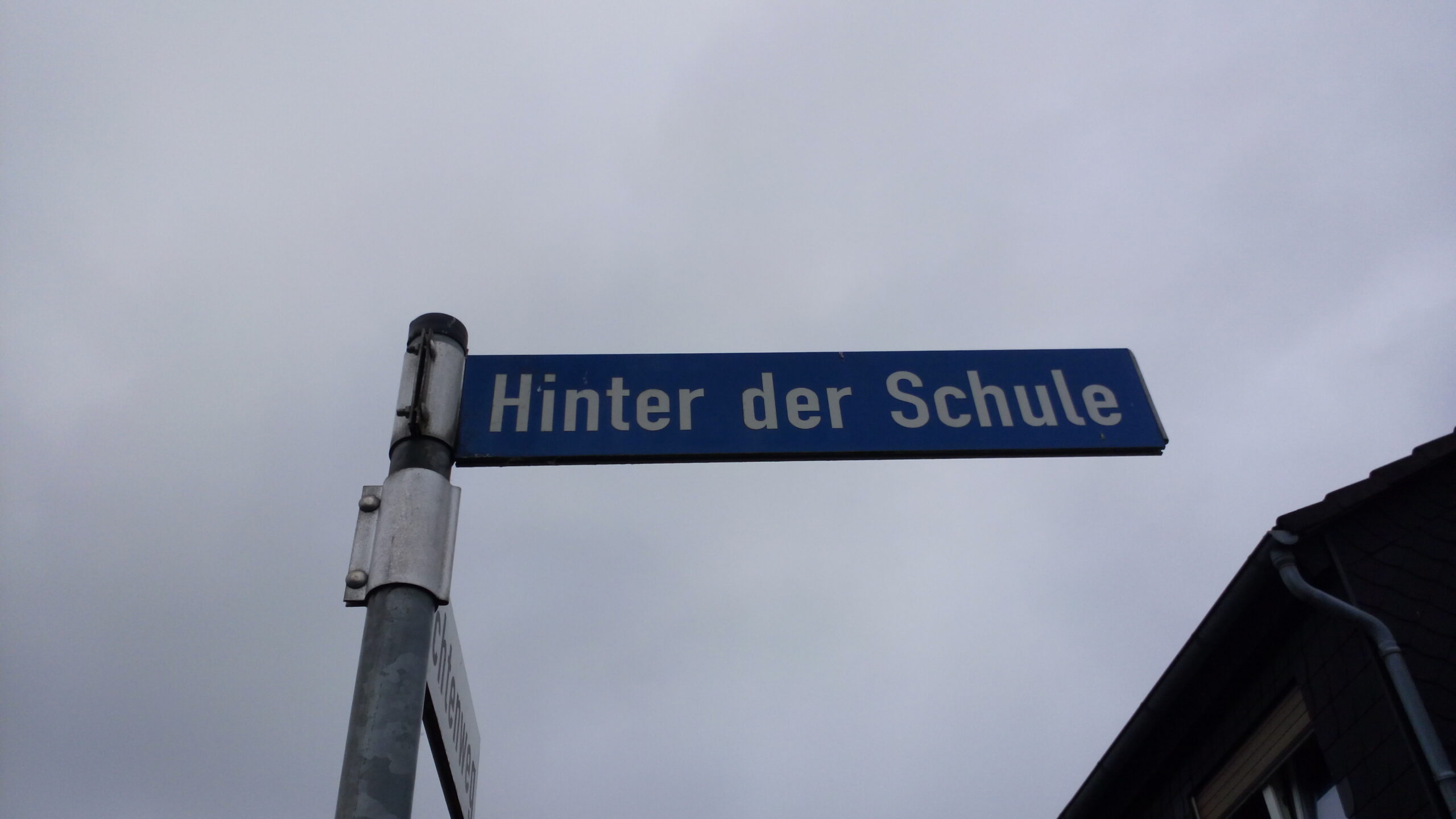 Hinter der Schule